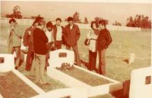 16-8-1979 Miembros de la Misión de Planificación Física en Etiopia, en homenaje ante la tumba de Raúl G. Villegas de la Cruz.