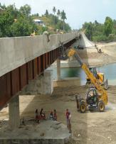 Construcción del puente sobre el río Toa 