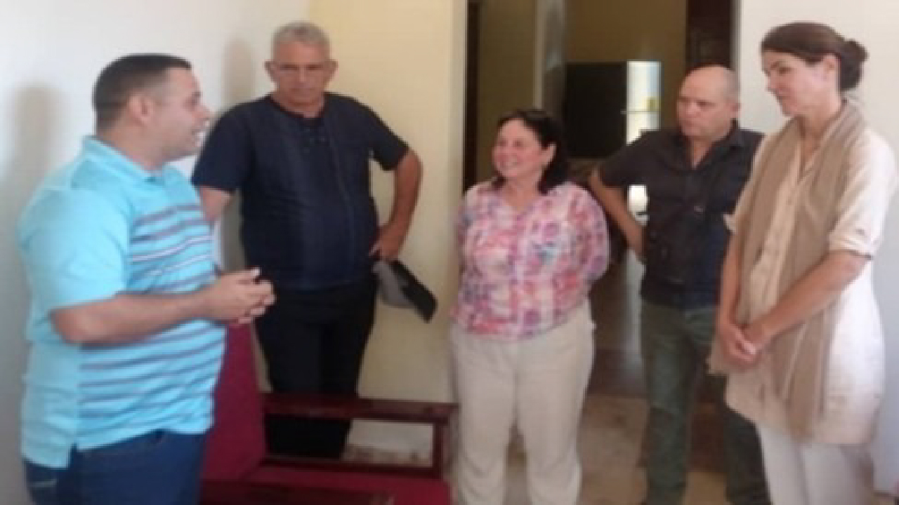 Luego, en el municipio Viñales, se visitó la Oficina del Conservador del Valle de Viñales donde fue recibida por el intendente Raúl Morales Carrillo, quien explicó algunas experiencias de vida de Viñales que han contribuido con su prosperidad económica y al mejoramiento de la calidad de vida de su población. Importante el análisis de las vulnerabilidades climáticas para los asentamientos urbanos, las estrategias de desarrollo urbano y las soluciones tecnológicas para la resiliencia climática y la eficiencia energética. Durante esta visita, la Jefa de Oficina conoció algunos de los resultados de los proyectos, en particular los vinculados a la construcción de Viviendas Sostenibles basadas en la naturaleza, las cuales se realizan con palma de guano, material resistente, accesible y típico de la zona. Una solución para recuperarse rápidamente del huracán Ian. Luego, en el municipio Viñales, se visitó la Oficina del Conservador del Valle de Viñales donde fue recibida por el intendente Raúl Morales Carrillo, quien explicó algunas experiencias de vida de Viñales que han contribuido con su prosperidad económica y al mejoramiento de la calidad de vida de su población. Importante el análisis de las vulnerabilidades climáticas para los asentamientos urbanos, las estrategias de desarrollo urbano y las soluciones tecnológicas para la resiliencia climática y la eficiencia