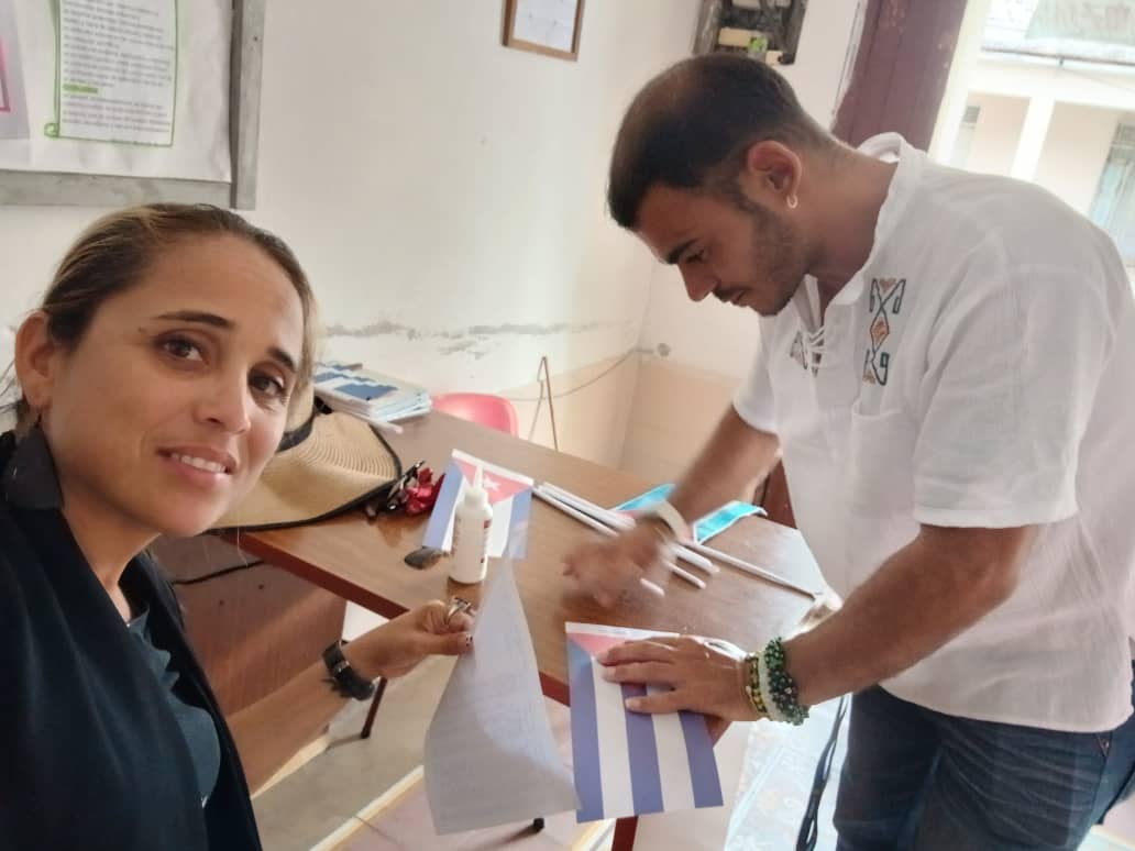 Representantes de los trabajadores de la Dirección del OTU en Cienfuegos  en la preparación de los carteles para asistir a las actividades por el 1 de Mayo 2025.