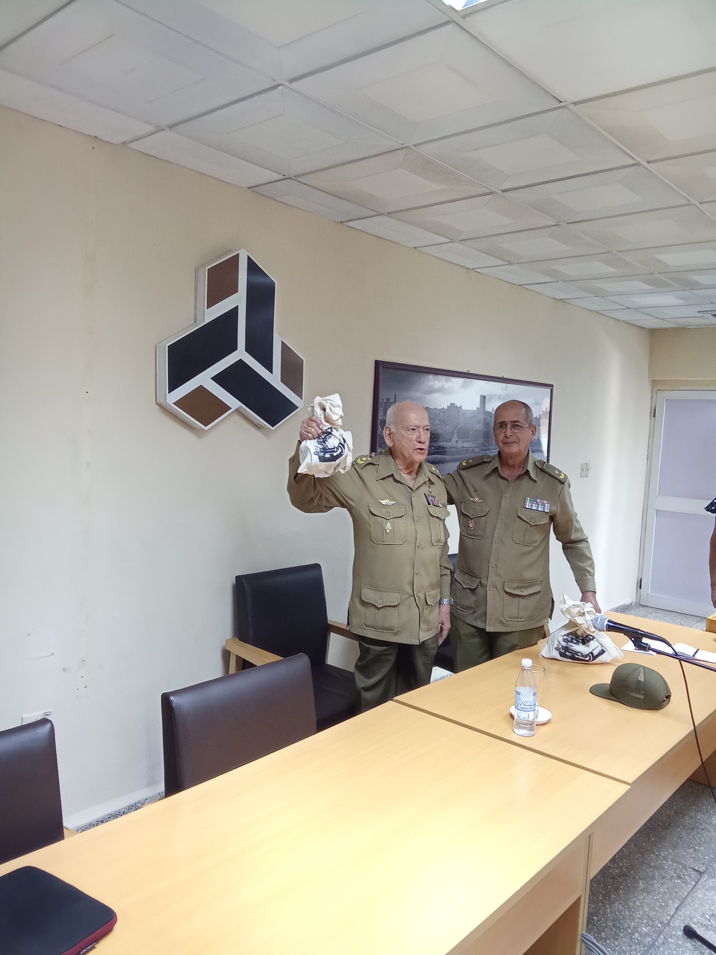 El vicepresidente primero del INOTU, entrega un presente al General de división Samuel C. Rodiles Planas El vicepresidente primero del INOTU, entrega un presente al General de división Samuel C. Rodiles Planas