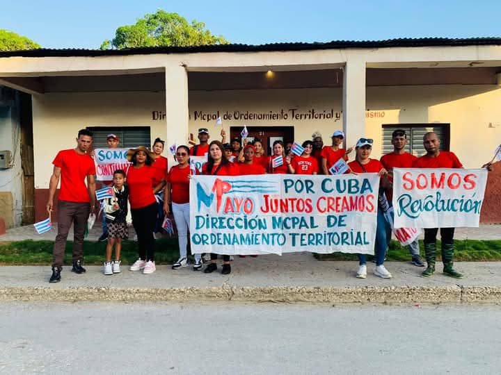 Representantes de los trabajadores de la Dirección del OTU en Amancio; Las Tunas  en el desfile del 1 de Mayo 2025.