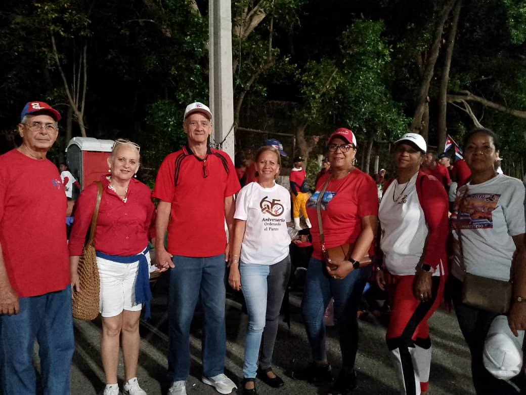 Representantes de los trabajadores del INOTU en el desfile del 1 de Mayo 2025.