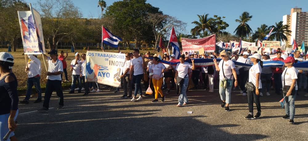 Representantes de los trabajadores de la Delegación y Direcciones del OTU en Holguín  en el desfile del 1 de Mayo 2025