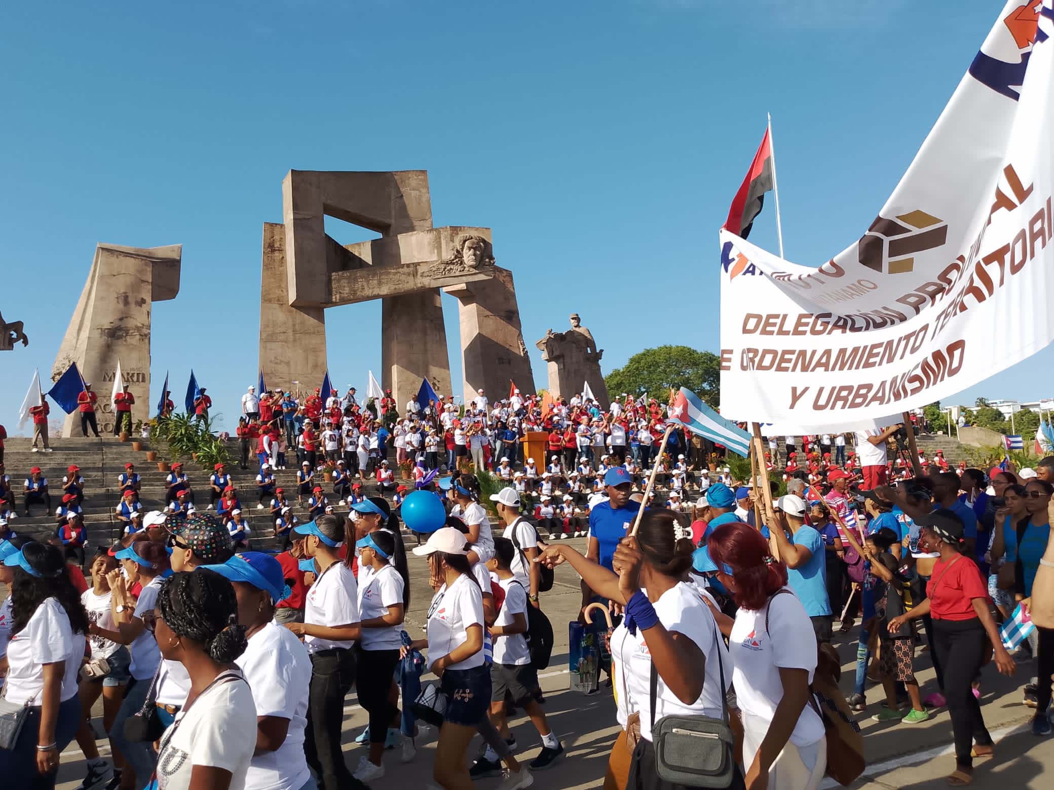 Representantes de los trabajadores de la Delegación y Direcciones del OTU en Guantánamo  en el desfile del 1 de Mayo 2025.