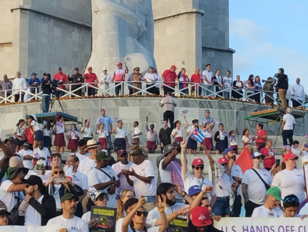 La Plaza llena de pueblos hermanos para apoyar a la Revolución cubana
