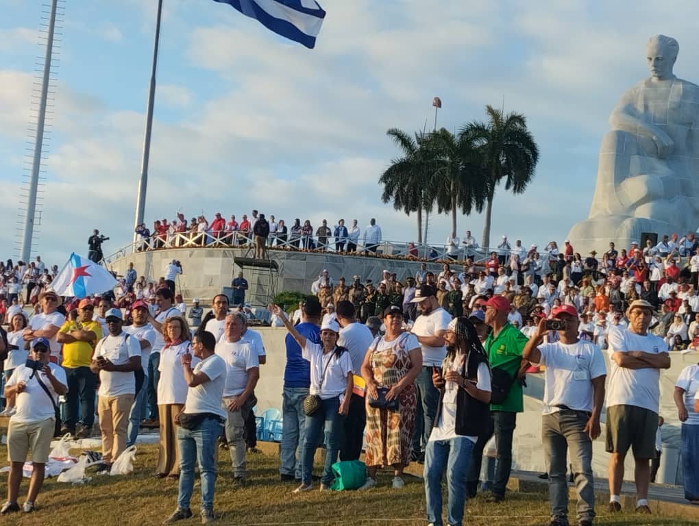 La Plaza llena de pueblo para apoyar a la Revolución cubana