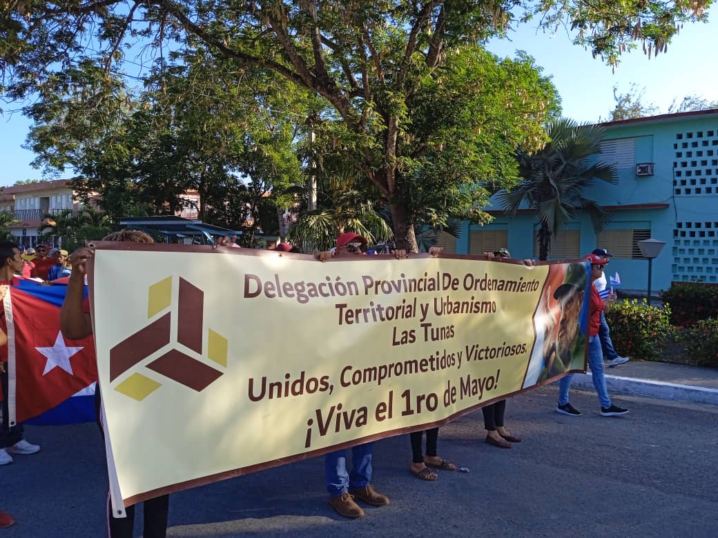 Representantes de los trabajadores de la Delegación y Direcciones del OTU en Las Tunas  en el desfile del 1 de Mayo 2025.