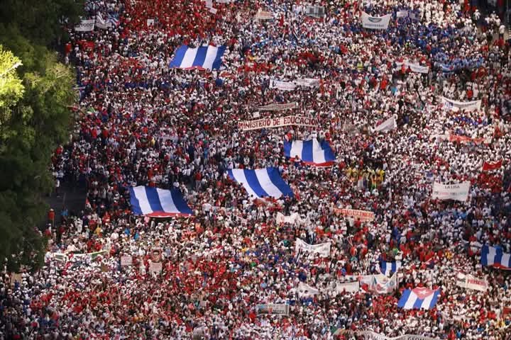 La Plaza llena de pueblo para apoyar a la Revolución cubana