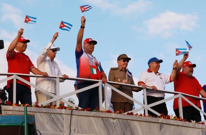 Nuestros dirigentes con el pueblo para apoyar a la Revolución cubana