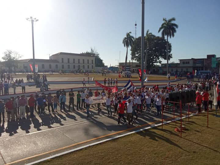 Representantes de los trabajadores de la Delegación y Direcciones del OTU en  Sanct Spíritus, en el desfile del 1 de Mayo 2025.