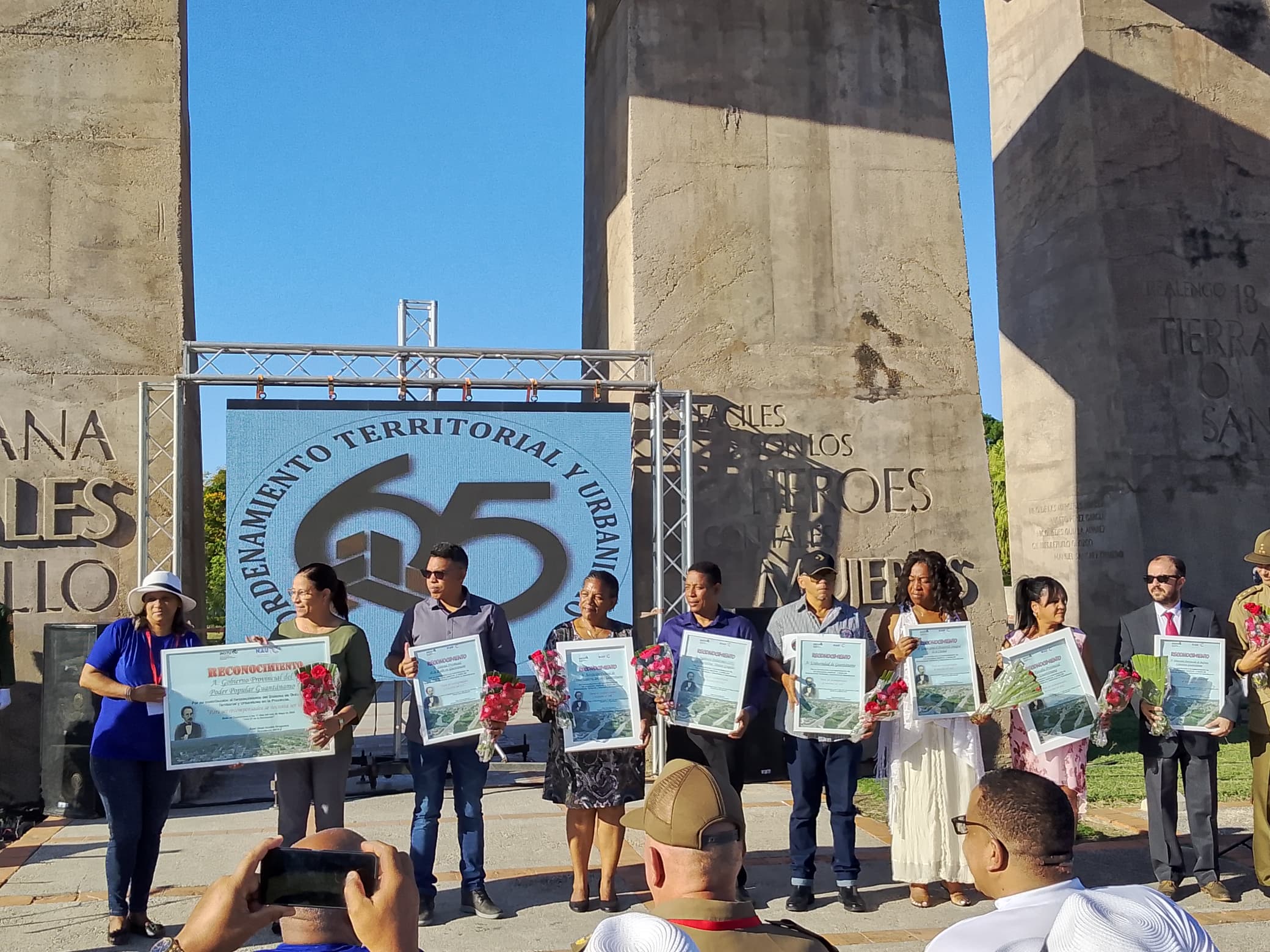 Se reconocen por la vicepresidenta del INOTU, a organismos e entidades por su colaboración en el desarrollo del OTU en la provincia. Se reconocen por la vicepresidenta del INOTU, a organismos e entidades por su colaboración en el desarrollo del OTU en la provincia.