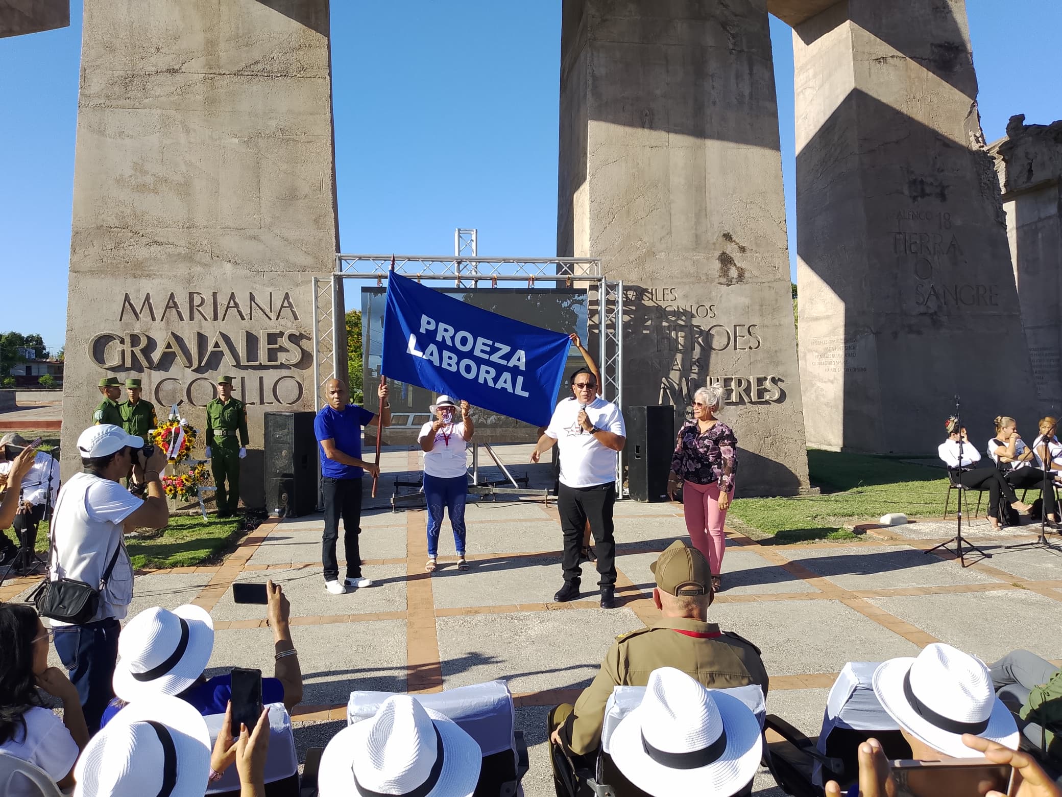 Entrega de la Bandera Proeza Laboral a la delegación del INOTU de Guantánamo por el Primer Secretario del PCC en la provincia Joel Pérez García. Entrega de la Bandera Proeza Laboral a la delegación del INOTU de Guantánamo por el Primer Secretario del PCC en la provincia Joel Pérez García.