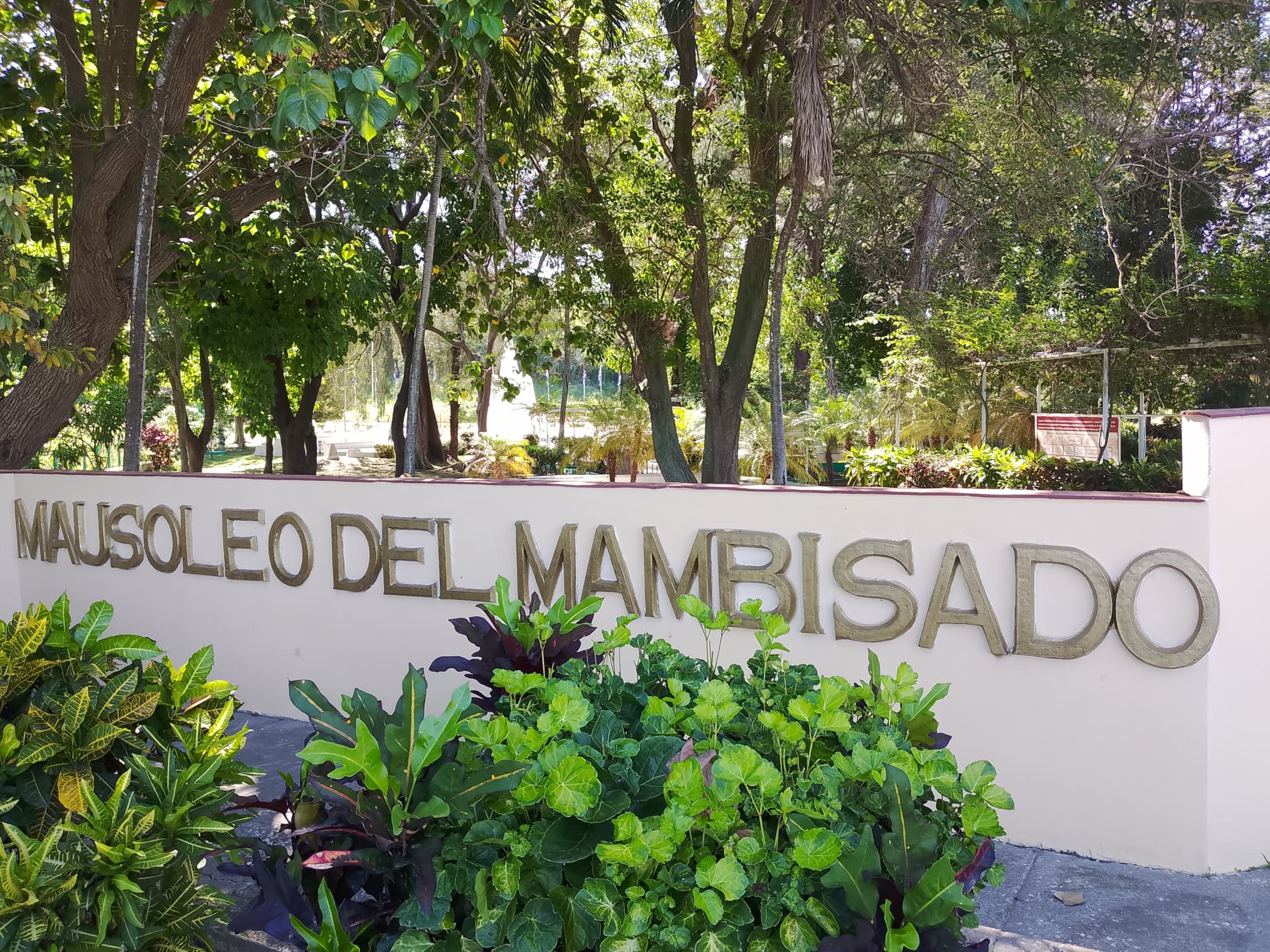 Visita al Mausoleo del Mambisado “ La Confianza”. Visita al Mausoleo del Mambisado “ La Confianza”.