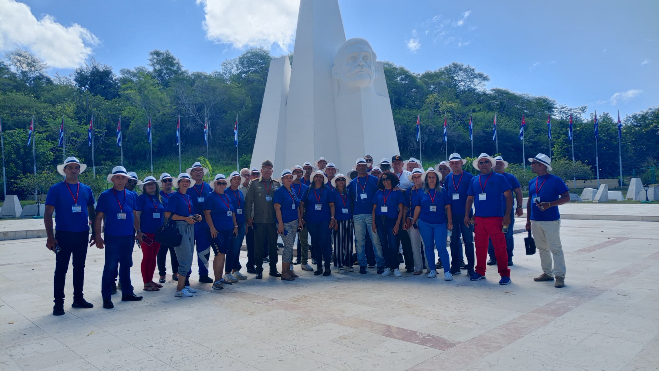 Visita al Mausoleo del Mambisado “ La Confianza”. Visita al Mausoleo del Mambisado “ La Confianza”.