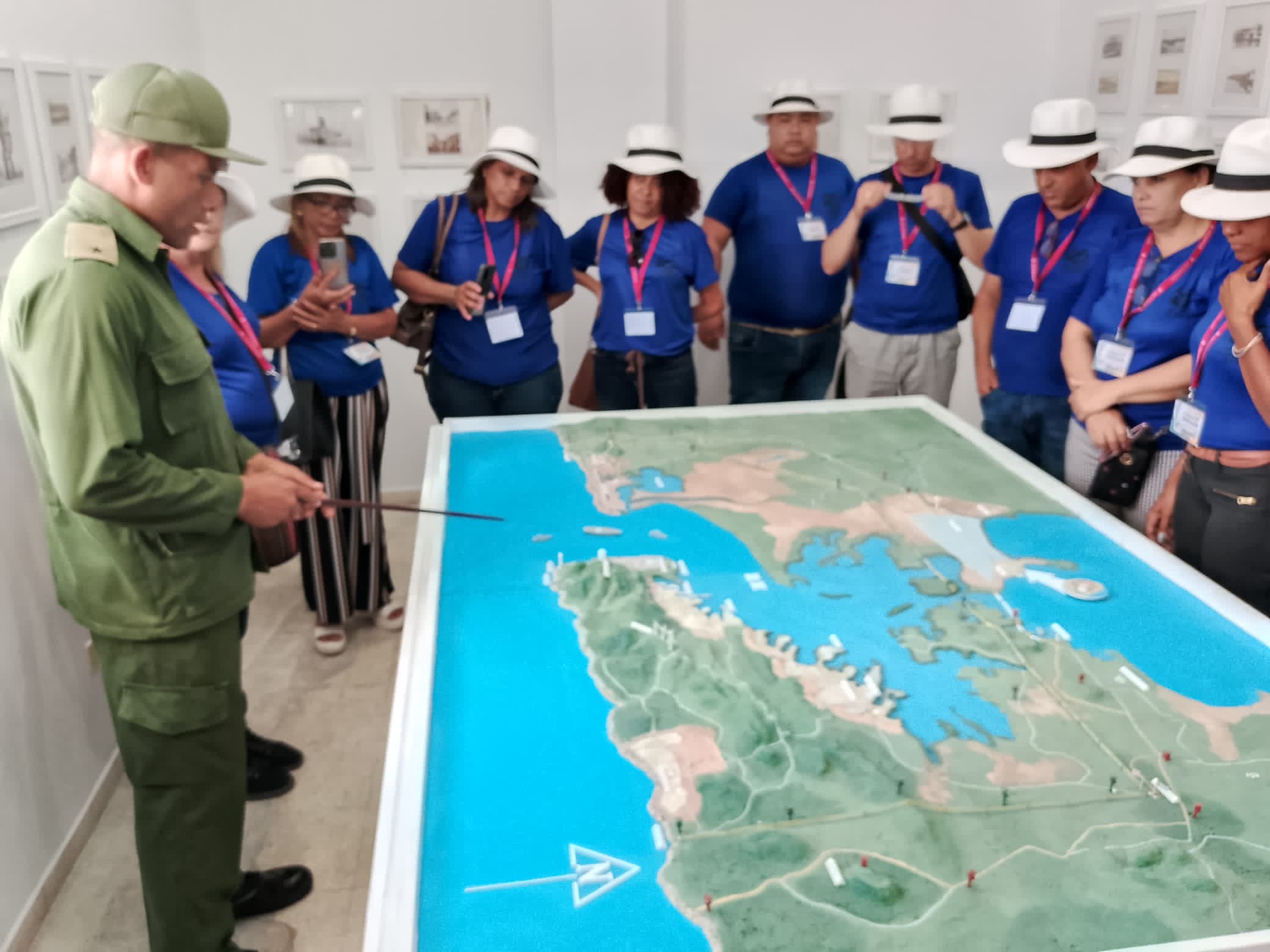 Visita a la maqueta donde se puede apreciar el área de la ilegal Base Naval de los EE UU. Visita a la maqueta donde se puede apreciar el área de la ilegal Base Naval de los EE UU.