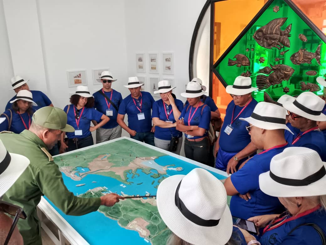 Visita a la maqueta donde se puede apreciar el área de la ilegal Base Naval de los EE UU. Visita a la maqueta donde se puede apreciar el área de la ilegal Base Naval de los EE UU.