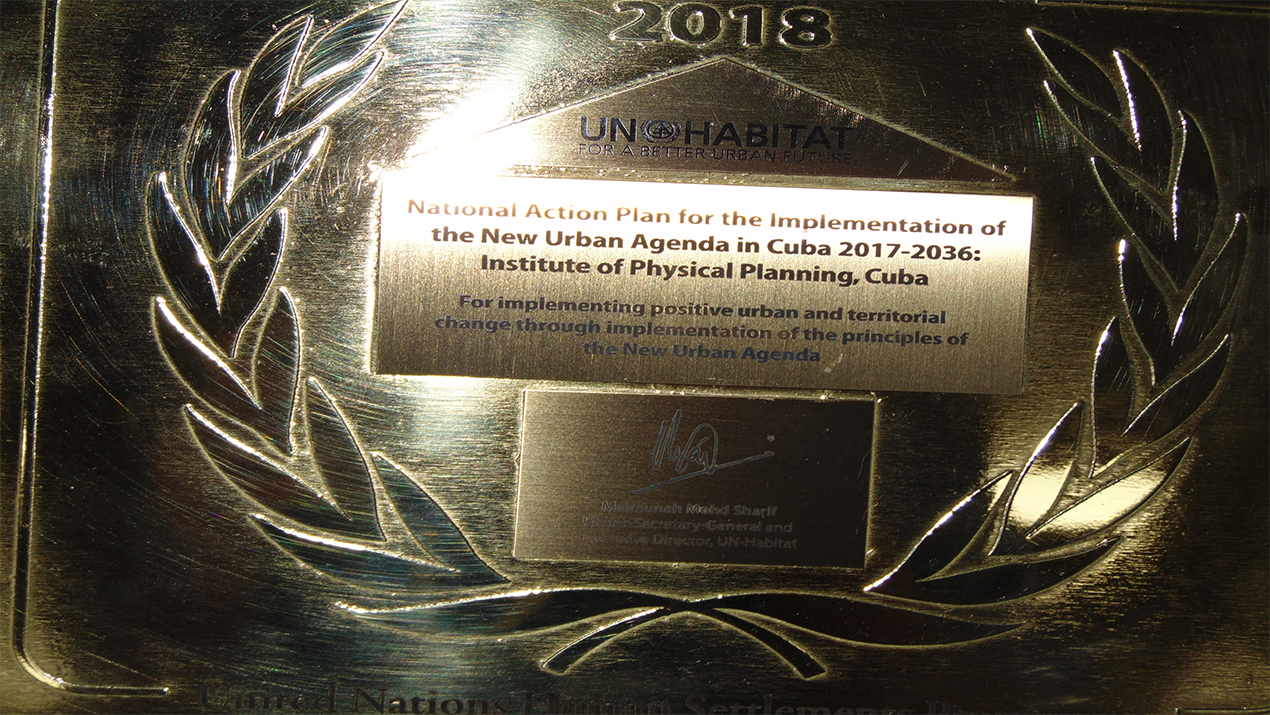 Pergamino de Honor que entrega ONU Hábitat por la presentación del Plan de Acción Nacional para la implementación de la NAU, 2017 – 2036.