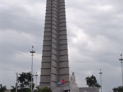 Plaza de la Revolución “José Martí”: Sitio de singular valor histórico con una altura de 141, 995 m. Constituye el punto más alto de la ciudad de La Habana. Cuenta con un diámetro total de 78,50 m. La pirámide tiene 28 m de ancho y una escalera de 579 peldaños. La estatua de José Martí está formada por 52 bloques de mármol y tiene una altura de 18 m. Fue colocada en ese sitio en 1958. La fundación de la ciudad de La Habana fue el 16 de noviembre de 1519.
