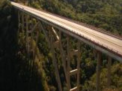 Puente Bacunayagua: Los estudios para la construcción de este puente se realizaron a partir del año 1954 con el levantamiento topográfico y los estudios geológicos. Altura 103 m  Ancho 16 m Longitud 314 m Se terminó el 26-9-1959. Fuente: Las 7 Maravillas de la Ingeniería Civil en Cuba del Lic. Juan de las Cuevas Toraya