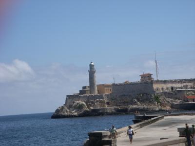 Castillo de los Tres Reyes del Morro: La más significativa de nuestras fortificaciones, no sólo por su importancia desde el punto de vista estratégico-militar en la época colonial, sino por su vigencia como faro marítimo y símbolo de la ciudad. El faro que existe en la punta de El Morro fue construido en 1764 y reconstruido en 1844. Fuente: Guía de Arquitectura, La Habana Colonial, 1995.
