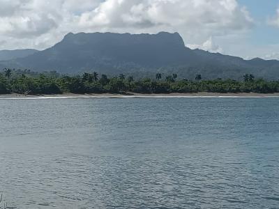 Yunque de Baracoa. En las cuchillas de Baracoa, montañas de Nipe-Sagua-Baracoa, 6 km al O de la ciudad de Baracoa, en los 20”21’ lat. N y los 74”34’ long. O, municipio de Baracoa, Guantánamo. Altura: 560 m Largo: 12 km. Ancho: 0.7 km.
