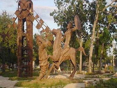 Parque Don Quijote: Situado en la ciudad de Holguín, llamada Ciudad de los Parques, en los 20º 53’ lat. N y los 76º 15’ long. O. Fuente: Diccionario Geográfico de Cuba.