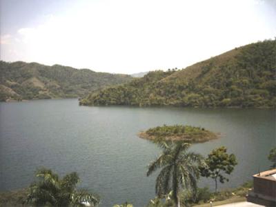 Embalse Hanabanilla: Situados en las montañas de Trinidad, montañas de Guamuhaya,  en los 22” 04’ lat. N y los  80” 04’ long. O.  Fue construido entre 1956 y 1962. En este lugar se encuentra una hidroeléctrica que genera para el sistema eléctrico nacional.
