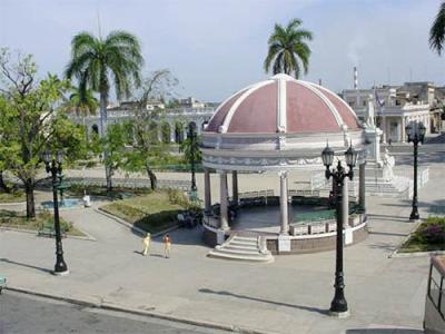 Parque  José Martí; Localizado en el Casco Histórico de la Ciudad de Cienfuegos capital de la  provincia homonima y cabecera municipal, situada hacia  el centro sur de la provincia, en los  22º 09’ lat. N y los  80º 26’ long. O.  Fue proclamado Monumento Nacional el 20 de noviembre de 1982 y declarado por la UNESCO, Patrimonio Cultural de la Humanidad. Fuente: Ecured.