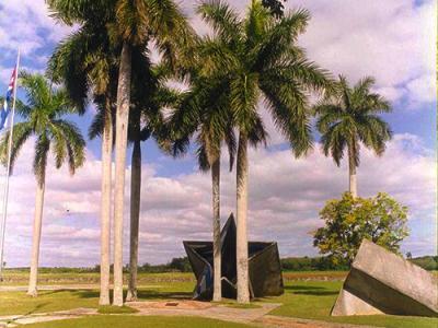 Complejo Monumentario Antonio Maceo; Ubicado en tres municipios de la provincia de Artemisa, cubre la ruta que siguieron los cadáveres mortales de Antonio Maceo y su ayudante Francisco Gómez Toro Foto: Lugar donde cayeron Maceo y Panchito. Fuente: Ecured.