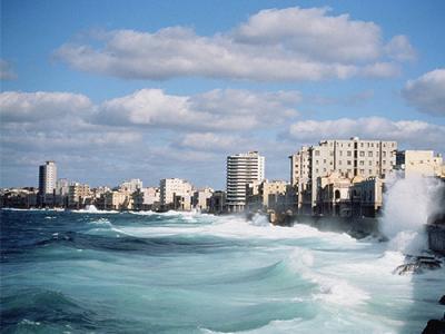 Malecón de la ciudad de La Habana: Situado  en el litoral norte de la capital de la República de Cuba (azotado por un norte). La fundación de la ciudad de La Habana fue el 16 de noviembre de 1519.