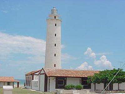 Faro Punta de Maisí: Ubicado en el extremo más oriental de la Isla de Cuba, a 10,7 km al ENE del pueblo de La Máquina, en los 20º 13’ lat. N y los 74º 08’ long. O. Altura: 26 m. Fuente: Diccionario Geográfico de Cuba.