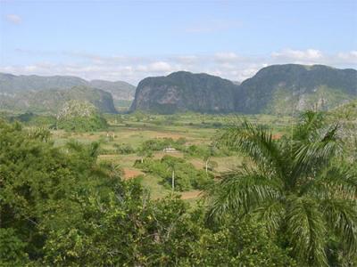 Valle de Viñales;  en la sierra de los Órganos, cordillera de Guaniguanico, en los 22º 37’ lat. N y los 83º 43’ long. 0, Altura: 110 m. Largo: 8 km. Ancho: 4 km. Lugar de gran belleza natural y de biodiversidad de su naturaleza.