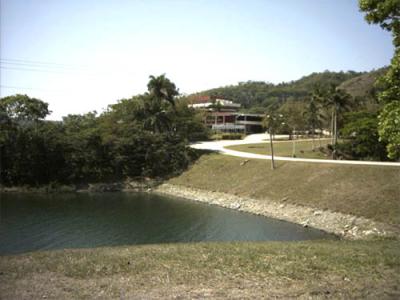Hotel Hanabanilla: Inaugurado el 26 de julio de 1975 en Manicaragua, provincia de Villa Clara y  situado en una de las riberas del lago del mismo nombre en las montañas de Guamuhaya.