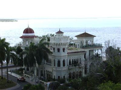 Palacio de Valle: Joya arquitectónica situada en la zona de Punta Gorda, en la ciudad de Cienfuegos que recuerda el arte hispano morisco con influencias góticas, románicas, barrocas y mudéjares. Monumento Nacional del Patrimonio Cultural cienfueguero Inauguración 1917. Fuente: Ecured.