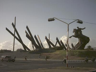 Plaza de la Revolución Mayor General “Antonio Maceo Grajales”: Ubicada en la ciudad provincial de Santiago de Cuba, segunda ciudad en importancia del país. Tiene una configuración trapezoidal donde se destacan dos espacios fundamentales: uno dedicado al área de concentración y el otro comprende el conjunto monumental. Fuente: Ecured.