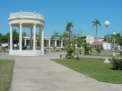 Parque de la ciudad: Cabecera del municipio especial de Isla de la Juventud, en los 21º 53’ lat. N y los  82º 48’long. O. Fuente: Diccionario Geográfico de Cuba.