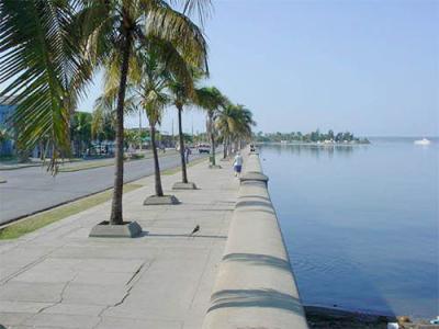 Malecón de la bahía de Cienfuegos: Situado en la costa sur de la isla de Cuba, a los 22º 07’ lat. N y  los 80º 28’ long. O. Conocido también como Malecón de Punta Gorda.  Fue declarada Centro Histórico junto con sus 70 manzanas y toda el área que la rodea, la cual se alarga para conectarse con la zona de La Punta, catalogada como Monumento Nacional. Fuente: Ecured.