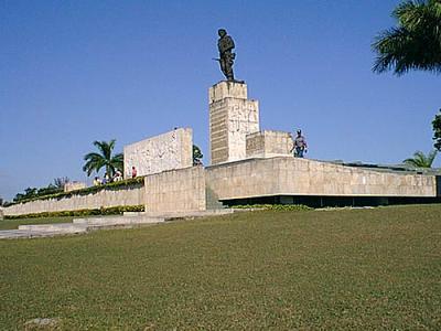 Conjunto Escultórico Memorial Comandante Ernesto Che Guevara: construido en la ciudad de Santa Clara. Lugar donde descansan desde el 17 de octubre de 1997, los restos mortales del Guerrillero Heroico y sus compañeros de la Guerrilla boliviana. Inaugurado el 28 de diciembre de 1988.