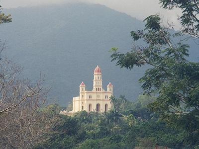 Santuario Nacional de la Virgen del El Cobre: Joya de la arquitectura patrimonial. En 1766 un terremoto destruyó la primitiva ermita y en el año 1906 otro fuerte sismo la destruyó; por tal motivo, se construyó una en el año 1927 y la escalinata que la precede en 1929. En este lugar se encuentra la imagen de la Virgen de la Caridad del Cobre, patrona de Cuba.
