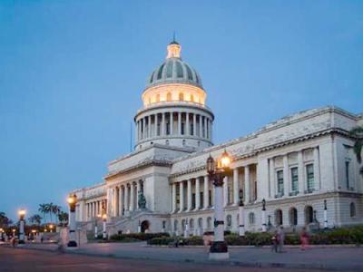 El Capitolio Nacional: Es, sin dudas, uno de las obras más relevantes de la arquitectura cubana. El primer proyecto, concebido para Palacio Presidencial, fue realizado en 1910 y sus obras se paralizaron, para realizar los cambios que requería la nueva función propuesta de sede del Senado y de la Cámara de Representantes. La construcción fue finalmente retomada y finalizada entre 1926 y 1929, La cúpula posee 91,73 m de altura. Después del triunfo de la Revolución de 1959, se utilizó como sedes del Museo de C