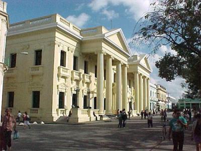 Biblioteca Provincial “José Martí”: Fue inaugurada el 24 de febrero de 1925; es una de las edificaciones más atractivas del centro histórico de la Ciudad. El edificio fue construido entre 1905 y 1912, de arquitectura ecléctica, consta de dos plantas. Fuente: Ecured.