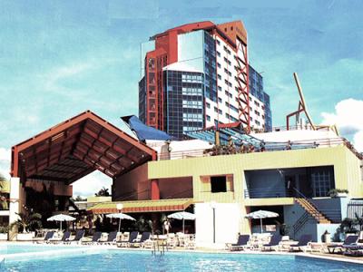 Hotel Santiago: Es el primer hotel con categoría cinco estrellas del interior del país con 15 plantas. Fue inaugurado el 15 de octubre de 1991. La edificación es identificable por sus vivos colores tropicales desde cualquier punto del entorno citadino santiaguero.