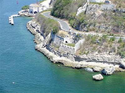 Fortaleza San Pedro de la Roca. Es el principal exponente del &quot;Sitio Histórico Castillo de San Pedro de la Roca&quot;, al cual se integran otras fortificaciones que se corresponden con el sistema de defensa de la ciudad. También se le conoce con el nombre Castillo del Morro de Santiago de Cuba. Comienza a construirse en 1638 y desde 6 de diciembre de 1997 quedó inscripto en la lista del Patrimonio de la Humanidad. Fuente: Ecured.