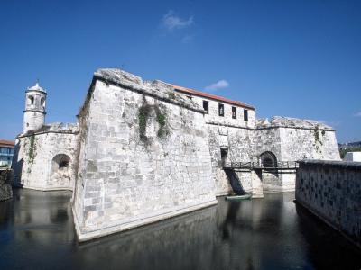 Castillo de la Real Fuerza: Fortaleza construida entre 1558 y 1577, en la misma se destaca la torre-campanario erigida hacia 1632, sobre uno de los baluartes, remata por una veleta de broce en forma de mujer, llamada “La Giraldilla”, símbolo de la ciudad. Monumento Nacional. Fuente: Guia  de Arquictura. La Habana Colonial.