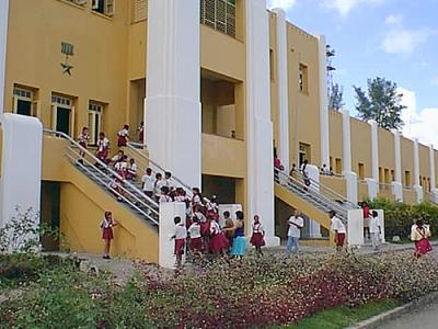 Centro Educacional 26 de Julio: Antiguo Cuartel  Moncada, que pasó a la historia tras el asalto de un grupo de jóvenes dirigidos por Fidel Castro. El 28 de enero de 1960 el cuartel se convierte en Ciudad Escolar 26 de Julio.