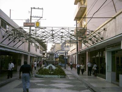 Bulevar de Bayamo: Localizado en la ciudad provincial de Granma y cabecera municipal, en los 20º 22’ lat. N y los 76º 38’ long. O. Fuente: Diccionario Geográfico de Cuba.