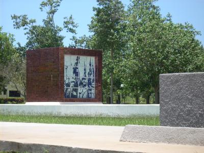 Mausoleo a los Mártires  de Artemisa; recinto mortuorio construido el 16 de julio de 1977 en homenaje a los valientes jóvenes caídos el 26 de julio de 1953 en los  Asaltos a los Cuarteles  Moncada de Santiago de Cuba y Carlos M. Céspedes de Bayamo, Diseñado por  un equipo compuesto por los  arquitectos: Augusto Rivero, Marcial Díaz y Dolores Espinosa.  Monumento Nacional.