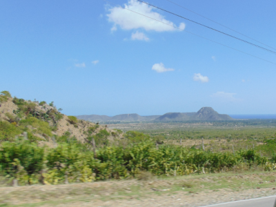 Loma Los Aposentos –Pan de Azúcar; en las montañas de Nipe-Sagua-Baracoa, 1 km al OSO del pueblo de San Antonio del Sur, en los 20º 03’ lat. N y los 74º 50’ long. O, municipio de San Antonio del Sur, Guantánamo. Altura: 281 m. Fuente: Diccionario Geográfico de Cuba.