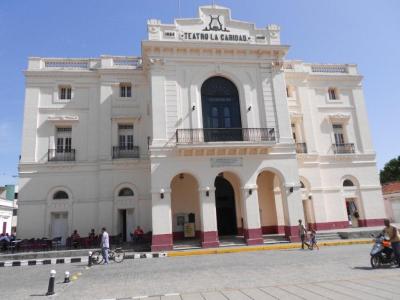 Teatro La Caridad: Se encuentra situado en la ciudad de Santa Clara. Inaugurado el 8 de septiembre de 1885, fue costeado y donado a la ciudad de Santa Clara por Marta Abreu, perteneciente a una ilustre y rica familia de la localidad, quien entregó esta propiedad a la ciudad para que parte de sus ingresos sirvieran de socorro a los pobres. Fue declarado Monumento Nacional de la República de Cuba en 1981, y es considerado joya arquitectónica, patrimonial y cultural de la ciudad de Santa Clara. Fuente: EcuRed.